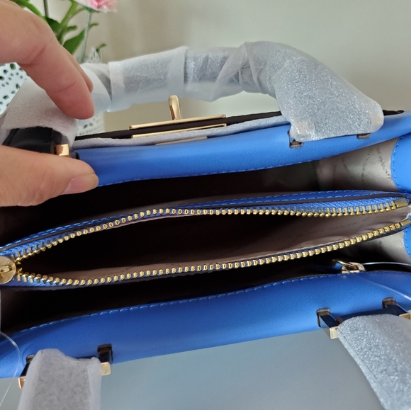 Michael Kors Tatiana Medium Messenger - Picture 11 of 14